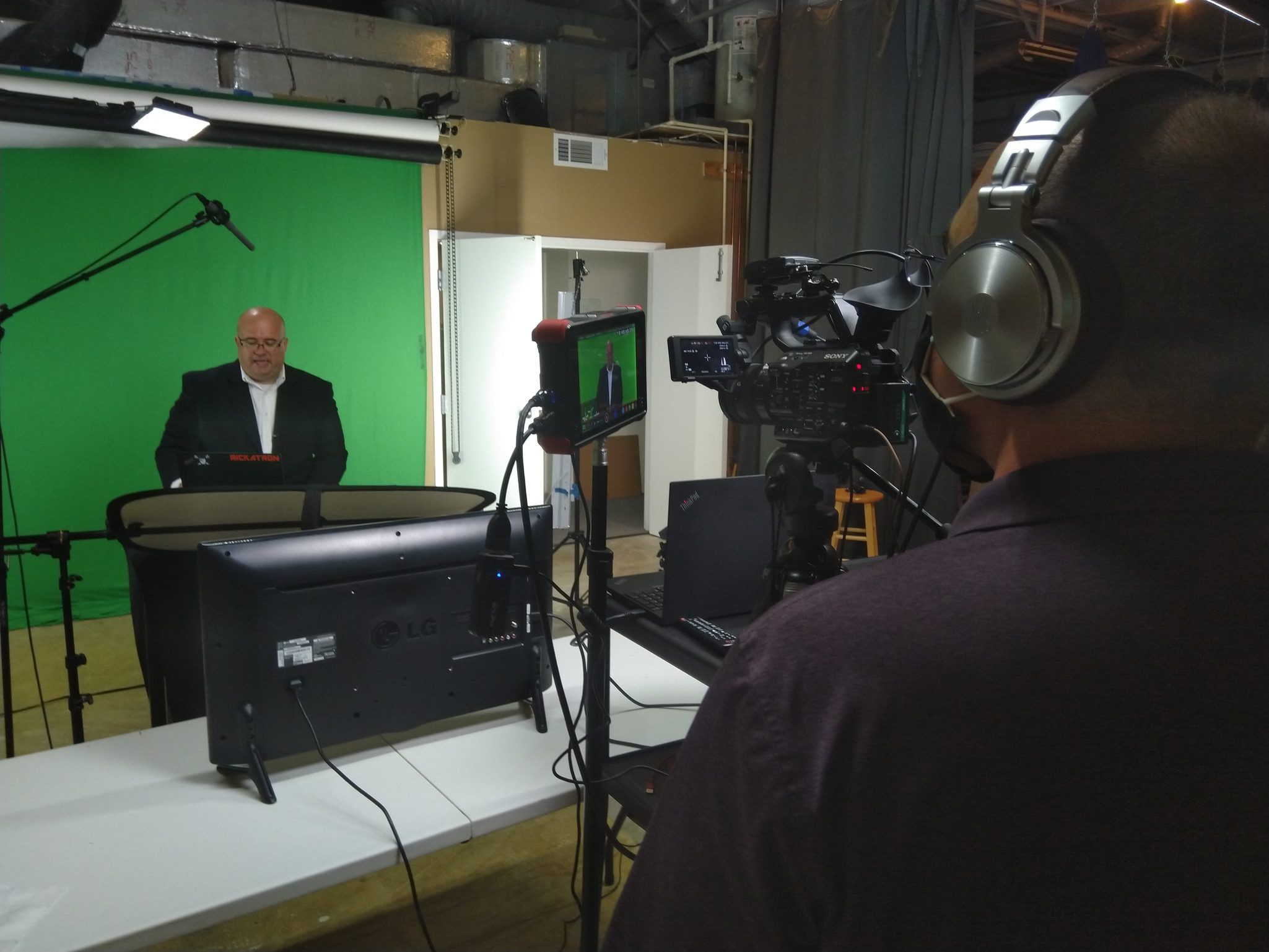Behind the scenes shooting of the on green screen in studio